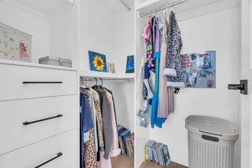 2032 37 Avenue Sw, Calgary, AB - Indoor With Storage