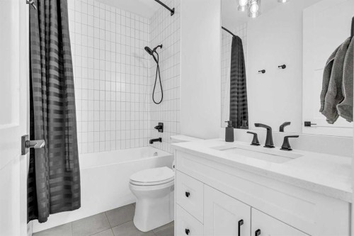 2032 37 Avenue Sw, Calgary, AB - Indoor Photo Showing Bathroom