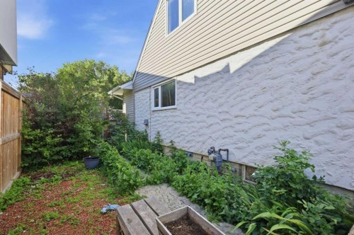 806 Radford Road Ne, Calgary, AB - Outdoor