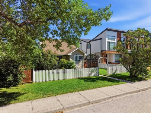 806 Radford Road Ne, Calgary, AB - Outdoor