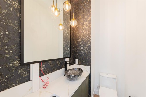 2028 36 Street Sw, Calgary, AB - Indoor Photo Showing Bathroom