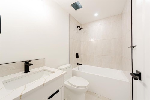 2028 36 Street Sw, Calgary, AB - Indoor Photo Showing Bathroom