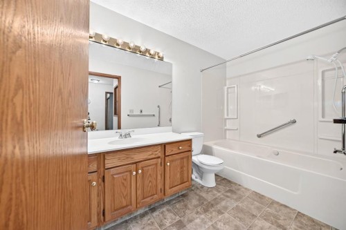 3 Parklane Place, Strathmore, AB - Indoor Photo Showing Bathroom