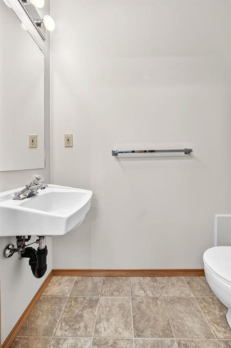 3 Parklane Place, Strathmore, AB - Indoor Photo Showing Bathroom