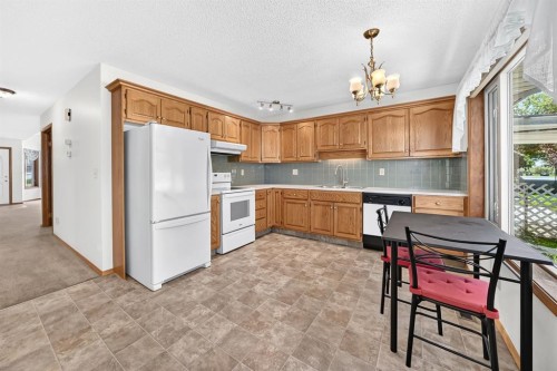 3 Parklane Place, Strathmore, AB - Indoor Photo Showing Kitchen