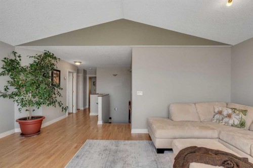 84 Willowbrook Crescent Nw, Airdrie, AB - Indoor Photo Showing Living Room
