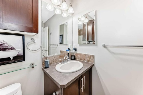113-201 Sunset Drive, Cochrane, AB - Indoor Photo Showing Bathroom