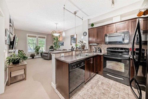 113-201 Sunset Drive, Cochrane, AB - Indoor Photo Showing Kitchen
