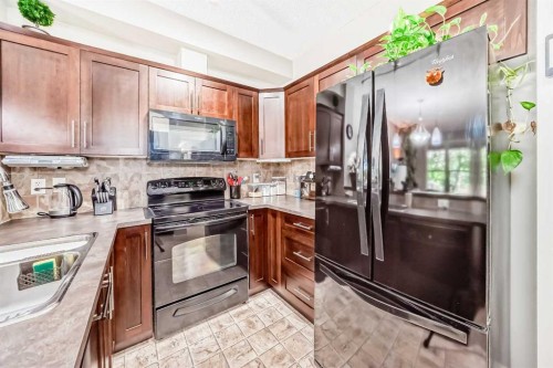 113-201 Sunset Drive, Cochrane, AB - Indoor Photo Showing Kitchen