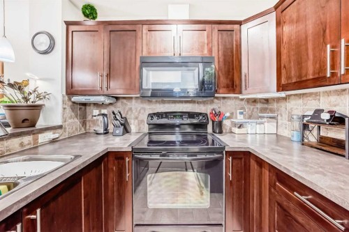 113-201 Sunset Drive, Cochrane, AB - Indoor Photo Showing Kitchen