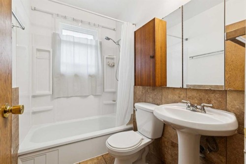 3103 13 Avenue Sw, Calgary, AB - Indoor Photo Showing Bathroom