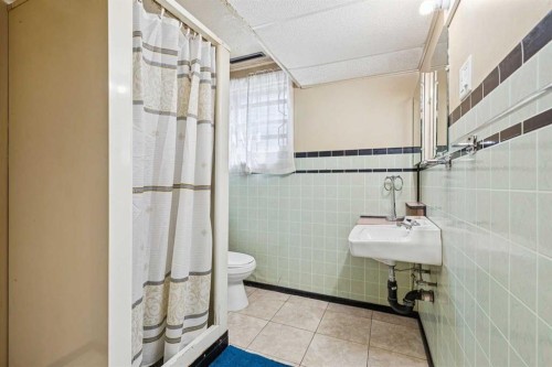 3103 13 Avenue Sw, Calgary, AB - Indoor Photo Showing Bathroom