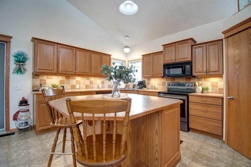 49 Thornfield Close Se, Airdrie, AB - Indoor Photo Showing Kitchen