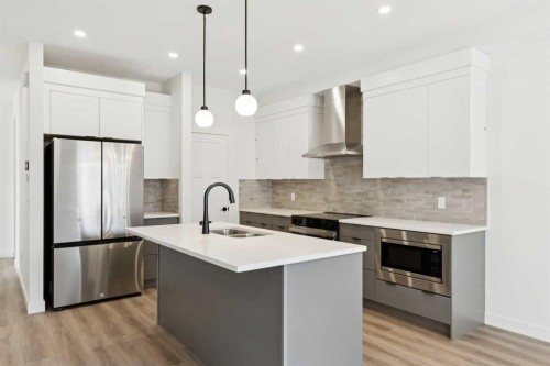 93 Heritage Park, Cochrane, AB - Indoor Photo Showing Kitchen With Upgraded Kitchen