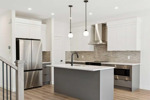 93 Heritage Park, Cochrane, AB - Indoor Photo Showing Kitchen With Upgraded Kitchen
