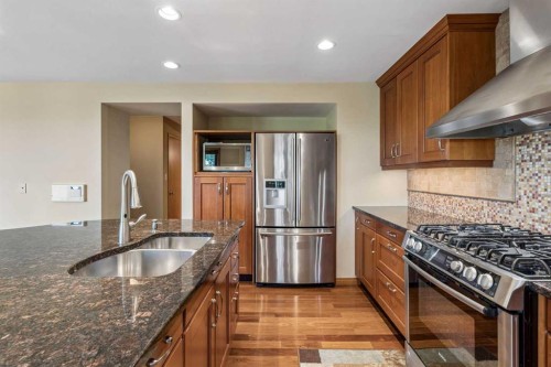 31 Edgehill Bay Nw, Calgary, AB - Indoor Photo Showing Kitchen With Double Sink