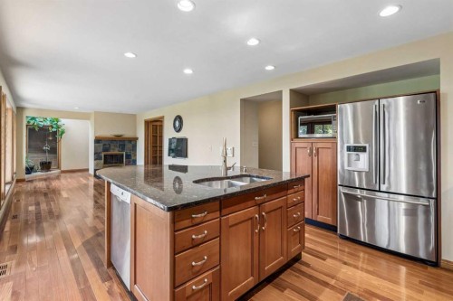 31 Edgehill Bay Nw, Calgary, AB - Indoor Photo Showing Kitchen With Double Sink