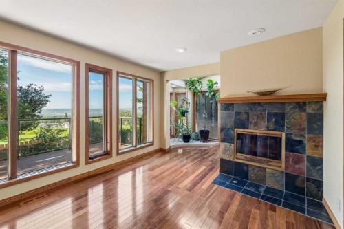 31 Edgehill Bay Nw, Calgary, AB - Indoor With Fireplace