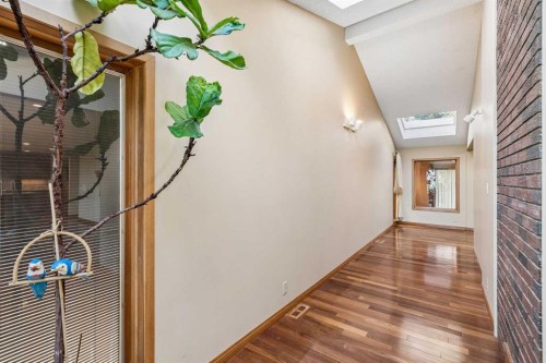 31 Edgehill Bay Nw, Calgary, AB - Indoor Photo Showing Other Room