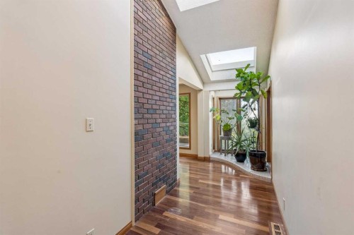 31 Edgehill Bay Nw, Calgary, AB - Indoor Photo Showing Other Room