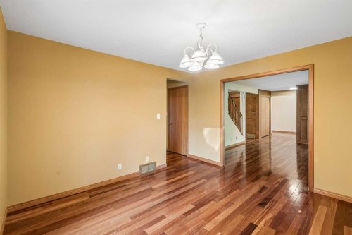 31 Edgehill Bay Nw, Calgary, AB - Indoor Photo Showing Other Room