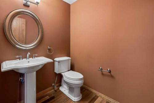 31 Edgehill Bay Nw, Calgary, AB - Indoor Photo Showing Bathroom
