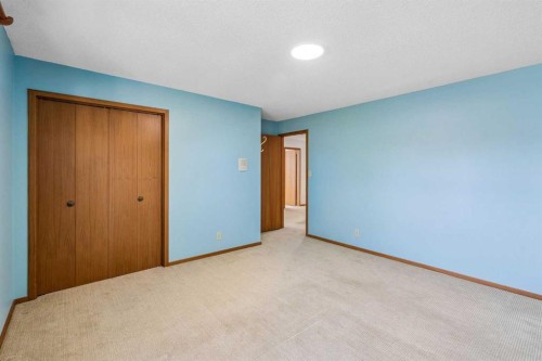 31 Edgehill Bay Nw, Calgary, AB - Indoor Photo Showing Other Room
