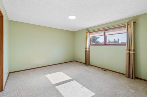 31 Edgehill Bay Nw, Calgary, AB - Indoor Photo Showing Other Room