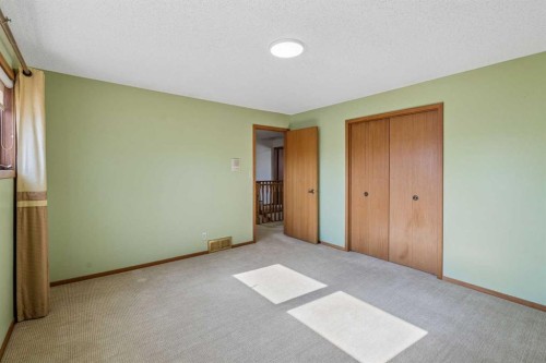 31 Edgehill Bay Nw, Calgary, AB - Indoor Photo Showing Other Room
