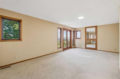 31 Edgehill Bay Nw, Calgary, AB - Indoor Photo Showing Other Room