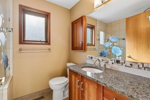 31 Edgehill Bay Nw, Calgary, AB - Indoor Photo Showing Bathroom