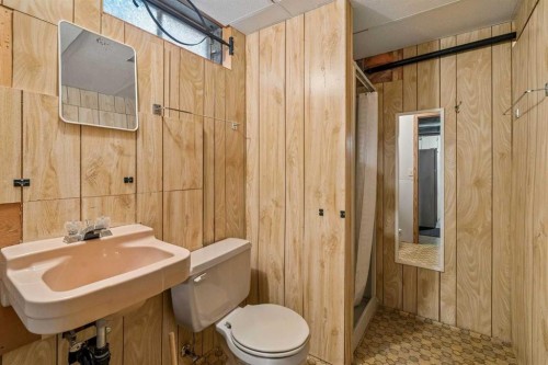 31 Edgehill Bay Nw, Calgary, AB - Indoor Photo Showing Bathroom
