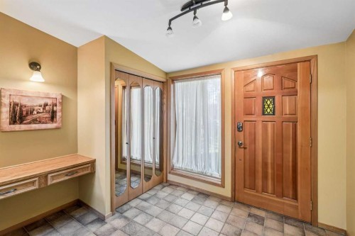 31 Edgehill Bay Nw, Calgary, AB - Indoor Photo Showing Other Room