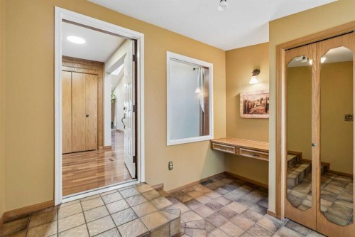 31 Edgehill Bay Nw, Calgary, AB - Indoor Photo Showing Other Room