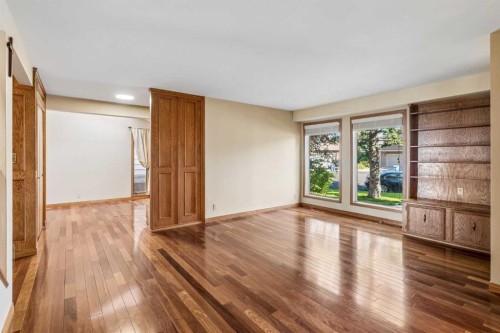 31 Edgehill Bay Nw, Calgary, AB - Indoor Photo Showing Other Room