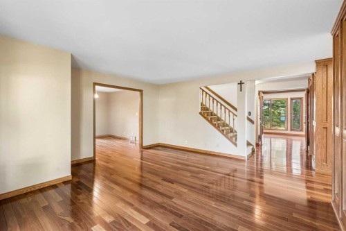 31 Edgehill Bay Nw, Calgary, AB - Indoor Photo Showing Other Room