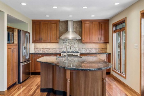 31 Edgehill Bay Nw, Calgary, AB - Indoor Photo Showing Kitchen With Upgraded Kitchen