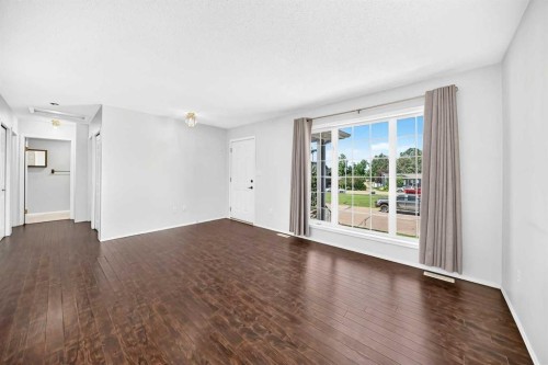 5 23 Avenue Close, Bowden, AB - Indoor