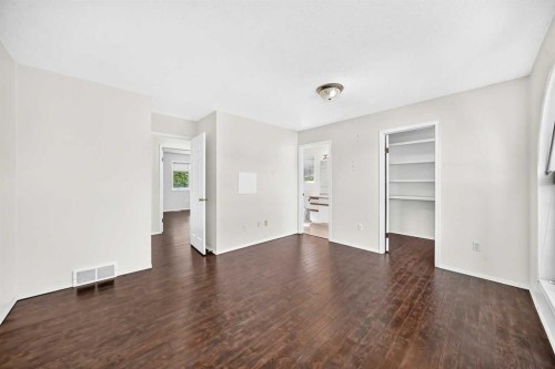 5 23 Avenue Close, Bowden, AB - Indoor Photo Showing Other Room