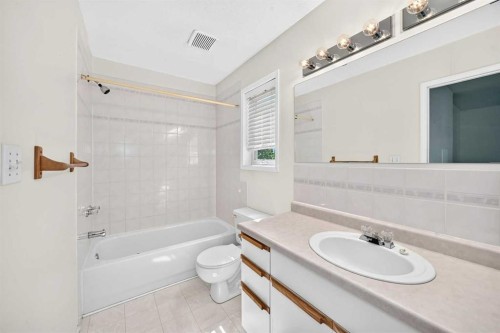 5 23 Avenue Close, Bowden, AB - Indoor Photo Showing Bathroom