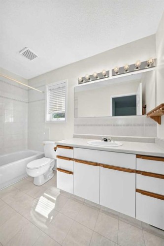 5 23 Avenue Close, Bowden, AB - Indoor Photo Showing Bathroom