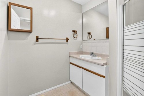 5 23 Avenue Close, Bowden, AB - Indoor Photo Showing Bathroom