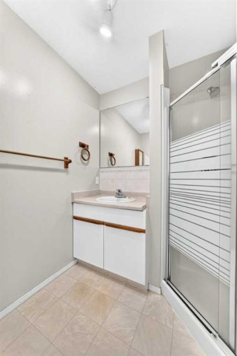 5 23 Avenue Close, Bowden, AB - Indoor Photo Showing Bathroom