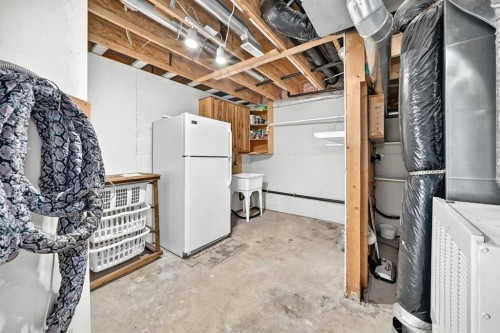 5 23 Avenue Close, Bowden, AB - Indoor
