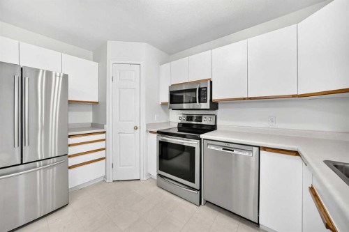 5 23 Avenue Close, Bowden, AB - Indoor Photo Showing Kitchen