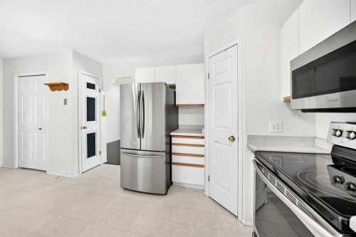 5 23 Avenue Close, Bowden, AB - Indoor Photo Showing Kitchen