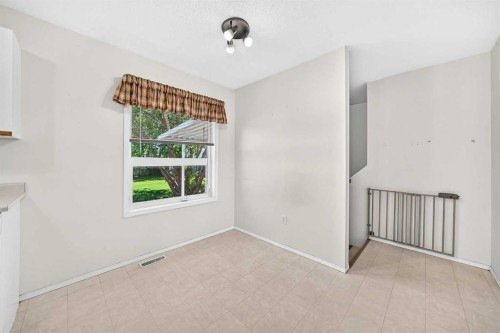 5 23 Avenue Close, Bowden, AB - Indoor Photo Showing Other Room