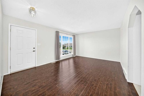 5 23 Avenue Close, Bowden, AB - Indoor Photo Showing Other Room