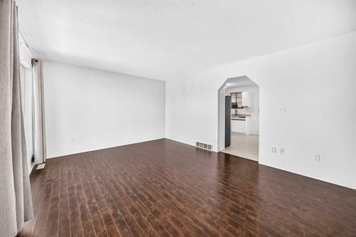 5 23 Avenue Close, Bowden, AB - Indoor Photo Showing Other Room