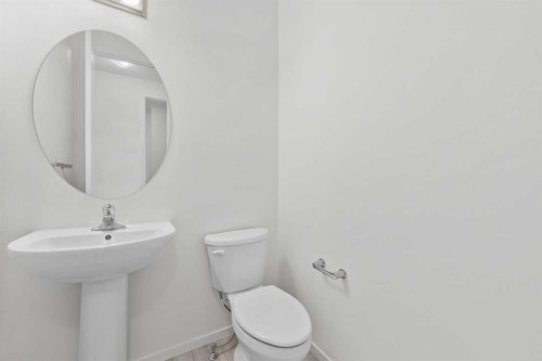 40 Carringham Gate Nw, Calgary, AB - Indoor Photo Showing Bathroom